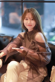 女生裸妆全身正面
